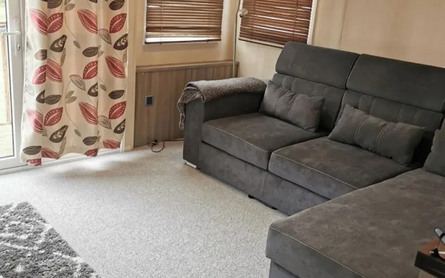 2 Bed Lodge Sleeps 6 -pets Ok -patio -free Parking