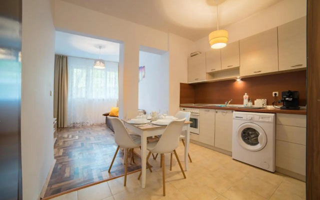 Comfort.Chic.Charming Apt with Terrace near NDK