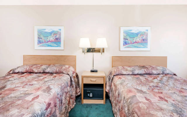 Super 8 by Wyndham Belle Fourche SD