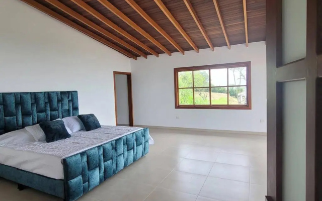 Amazing Medellín Views, Modern Villa with Jacuzzi