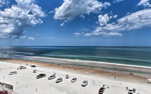 Oceanfront Daytona Beach Studio w/ Balcony