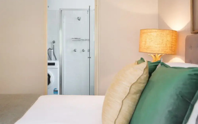 Chic Apartment With Sun Lounge Near Manly Beach