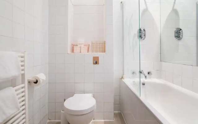The Queensway Retreat - Modern & Bright 2bdr Home