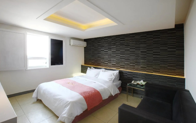 Q Hotel