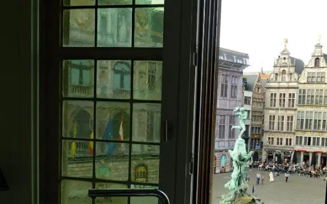 Antwerp old town triplex apartment