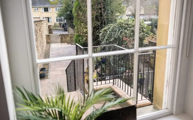 Garden Flat Apartment in Grosvenor Place