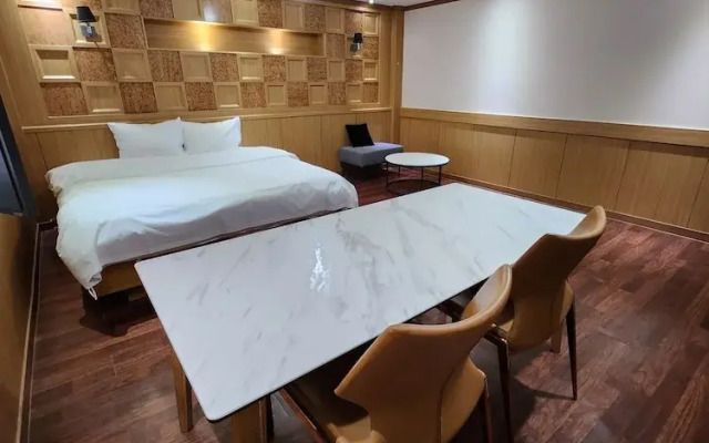 Central Plaza Hotel