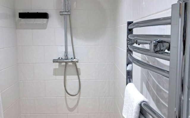 2 Bed Home - Parking, Private Garden, Wifi