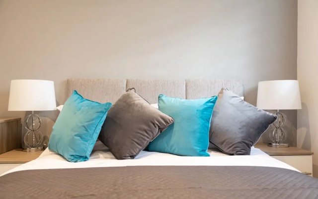 4 Bed - Sleeps 6 - Private Garden - Free Parking