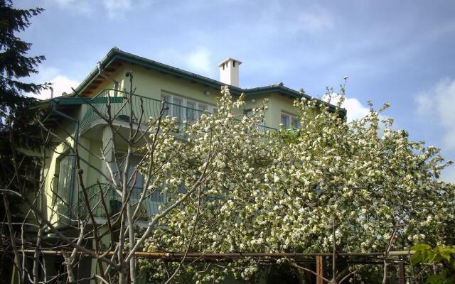 Отель Guest House Slona Болгария, Генерал-Кантраджиево - отзывы, цены и фото номеров - забронировать отель Guest House Slona онлайн вид на фасад
