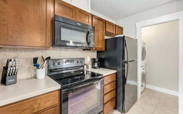 Contemporary Studio – Sunny, Stylish and Spacious