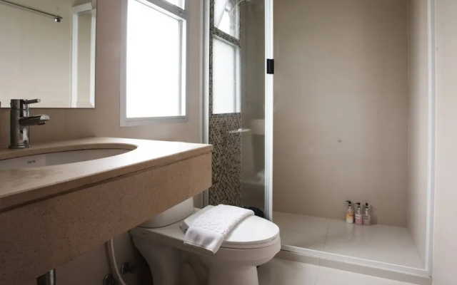 4C - 2 Bedroom Downtown Apartment With Shared Pool