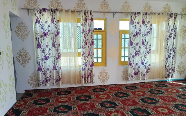 POP 92607 Rohi Homestay