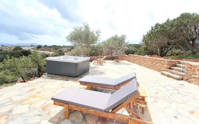 Villa Rouvis With Outdoor Hot Tub