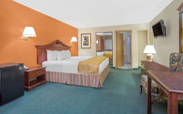 Days Inn & Suites by Wyndham Red Rock-Gallup