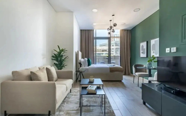 Silkhaus Modern Balcony Over Difc Studio Pool