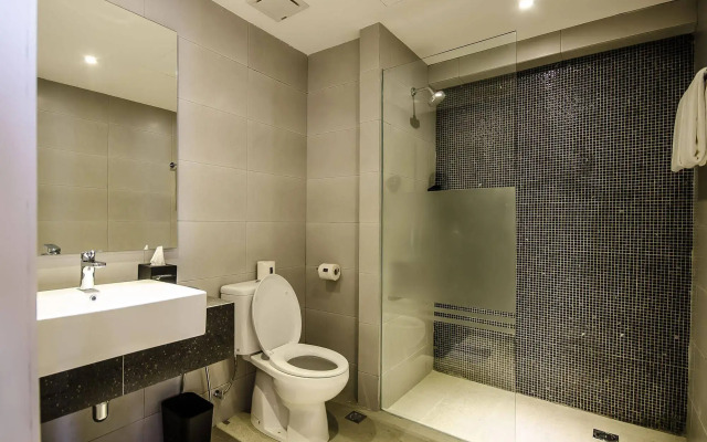 Bathroom · George Town — photo 8