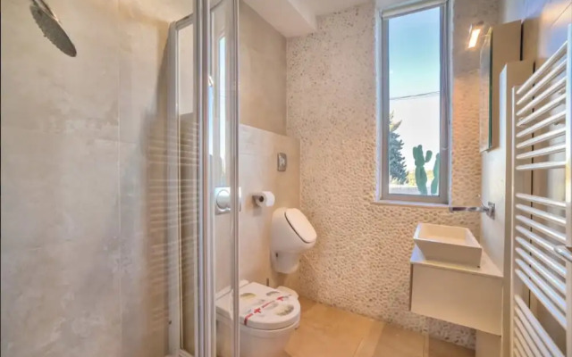 Villa - 5 Bedrooms with Pool and WiFi - 104980