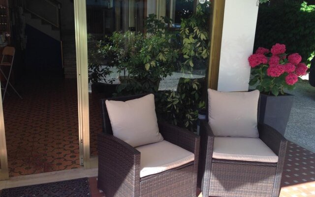 Hotel Mirella вид на фасад
