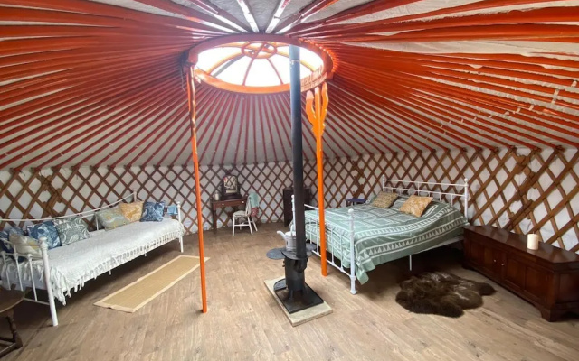 Beautiful Rural Yurt With Wood Fired hot tub