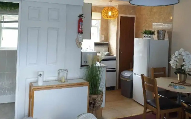 2 Bed Chalet Sleeps 5 - Pets, Parking, Near Beach
