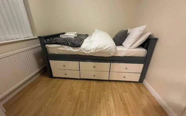 4 Bedroom Seaside House in Clacton-on-sea Sleeps 8