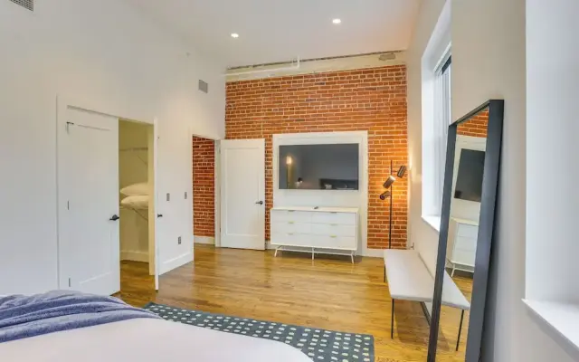 Downtown Omaha Getaway w/ Deck & Gas Grill!