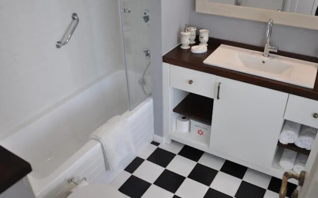 Lilis Place Garden Apartment at The Marina Village