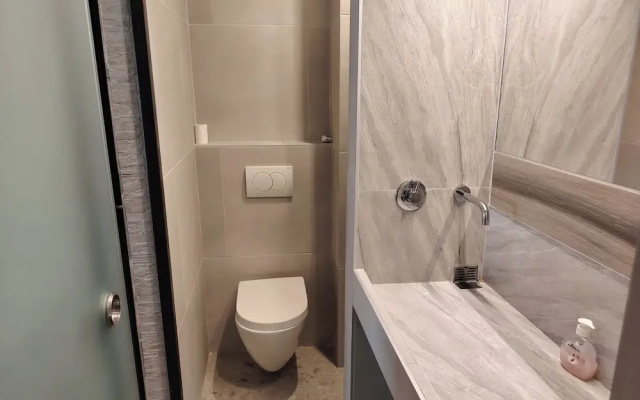 Apartment - Sleeps 8 - Balcony - Parking