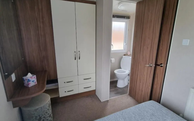 Immaculate 8-bed Cabin in Tattershall Lake