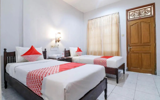 OYO 2411 Taman Mekar Beach Inn 2