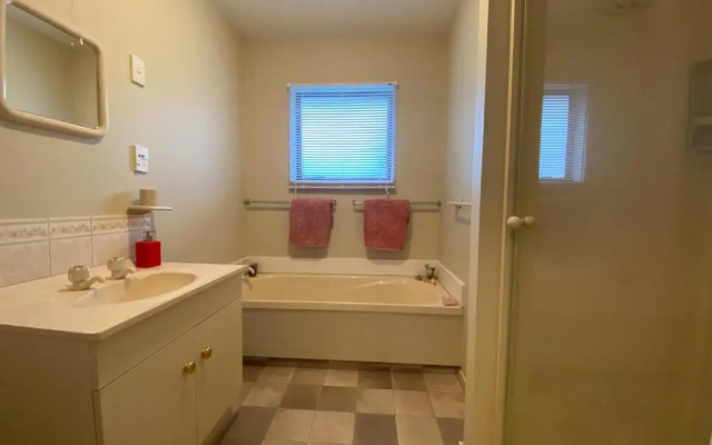 8b Rippingale Road