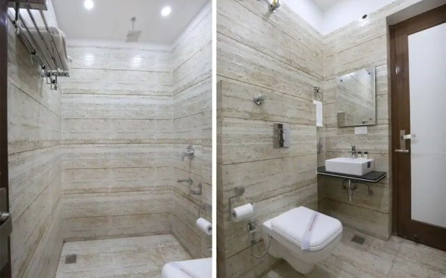 OYO 9420 Hotel Silver Palm