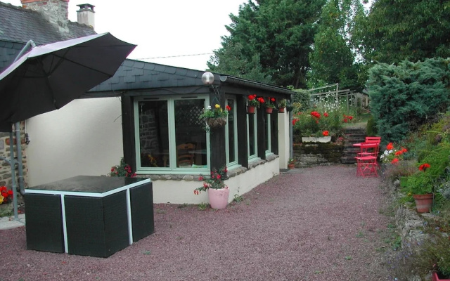House With 2 Bedrooms in Saint-pierre-la-vieille, With Enclosed Garden