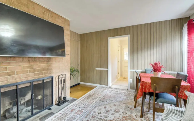 Convenient + Cozy! Apartment in DC Suburbs!