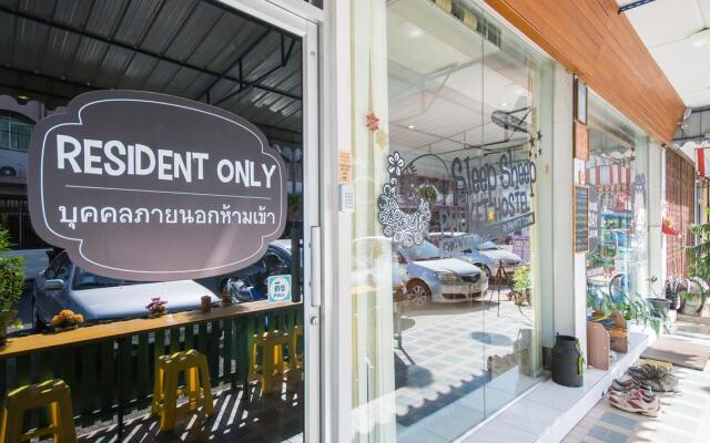 Отель Sleep Sheep Phuket Hostel Таиланд, Пхукет - отзывы, цены и фото номеров - забронировать отель Sleep Sheep Phuket Hostel онлайн вид на фасад
