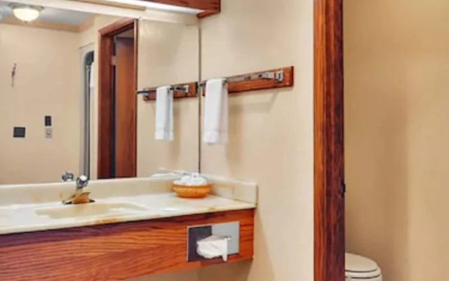 Coachman Inn & Suites