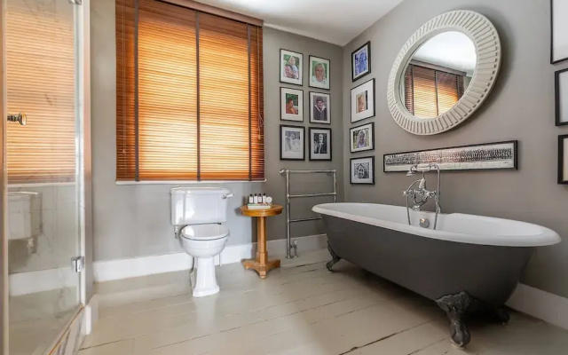 Chesilton Road by Onefinestay