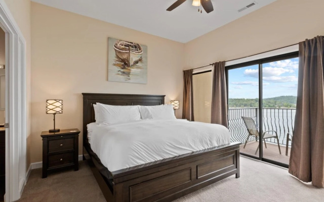 Deluxe 2 Bedroom Villa Lakefront