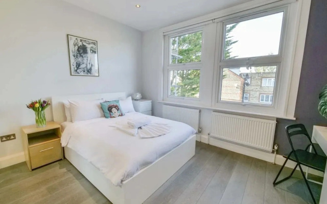 Apt w Garden Oasis in Finchley