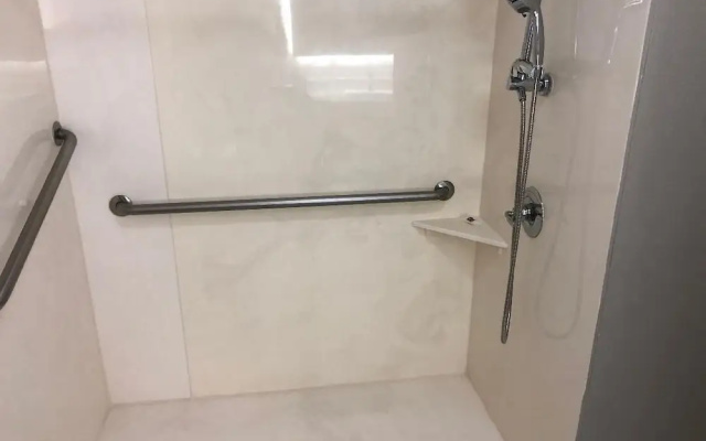 Econo Lodge Inn & Suites