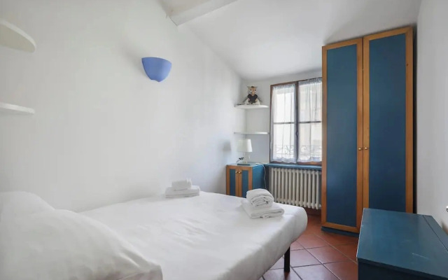 Bright Last-Floor Apartment with Terrace