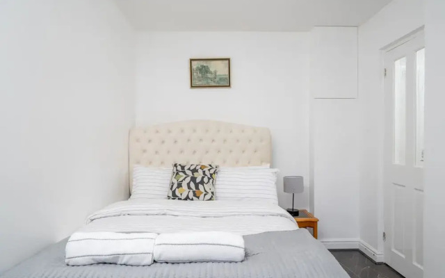 5 Bed House - Sleeps 11 - Garden