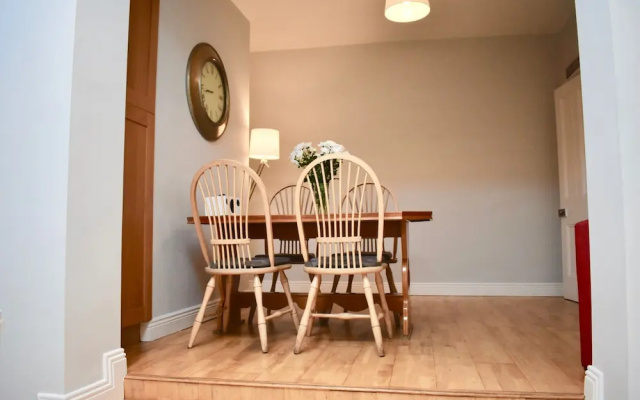 Traditional 4 Bedroom Home in Trendy Ranelagh