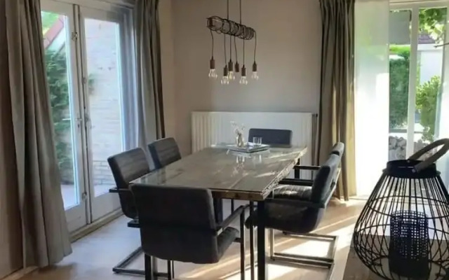 Spacious Stay Near the Sea