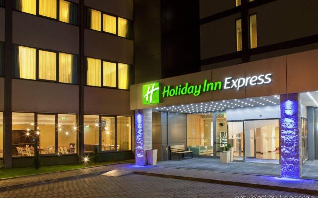 Отель Holiday Inn Express Lisbon Airport вид на фасад