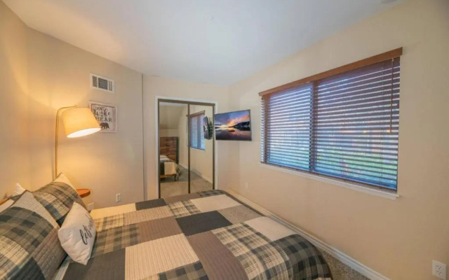 Viking Bear Lair Lakefront Condo