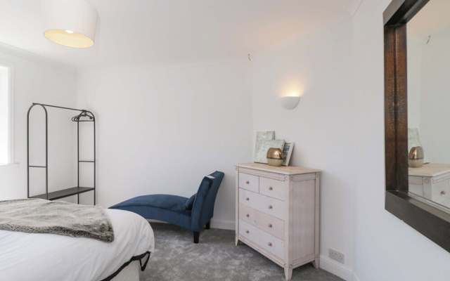 6 Newbridge Gardens