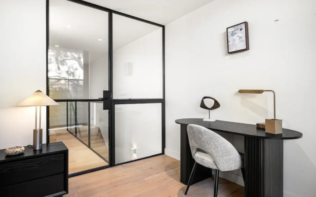 Stylish 3-bed Townhouse in Vibrant Fitzroy