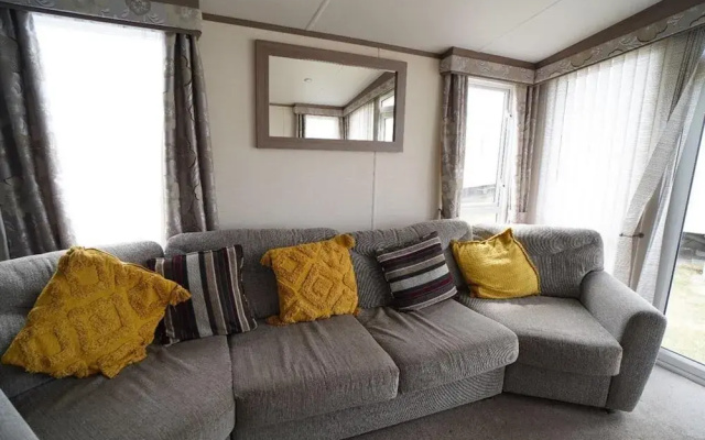 Caravan - Sleeps 8 - Pets Ok - Parking